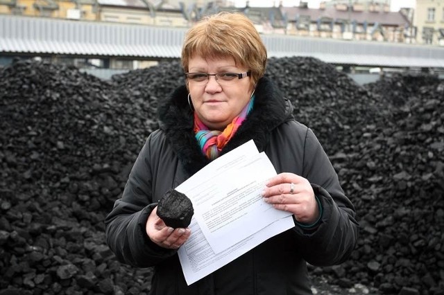 Bogusława Grzesik z rzeszowskiego PSK: - Od początku roku moja praca to głównie wypełnianie dokumentów. A w tym czasie klienci czekają w kolejce i się denerwują.