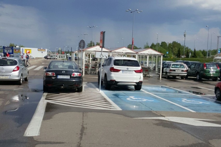 Parkowanie przed Auchan w Białymstoku. Kierowcy stają jak...