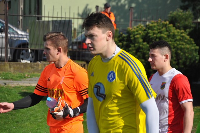 Bramkarz Szydłowianki Eryk Kołodziejski (na pierwszym planie) ma 19 lat, rok temu zadebiutował w czwartej lidze. Obecnie czeka go kosztowna operacja wiązadeł krzyżowych w kolanie.