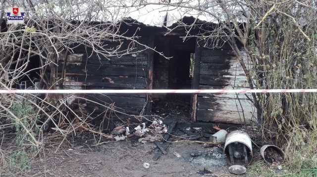 Policjanci wyjaśniają okoliczności pożaru drewnianego domu, do którego doszło na terenie gminy Sułów