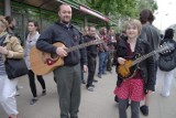 Siódme urodziny klubu Tektura: Punkowy koncert w trolejbusie (ZDJĘCIA)