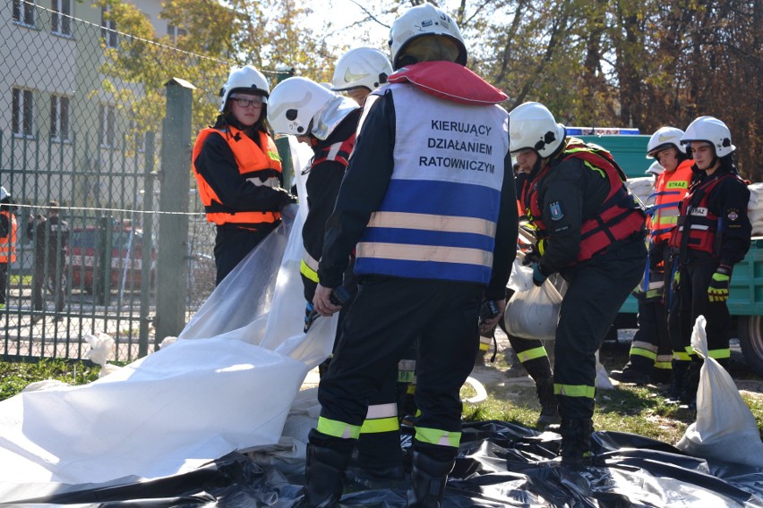 Widowiskowe manewry służb ratowniczych w Państwowej Wyższej Szkole Zawodowej