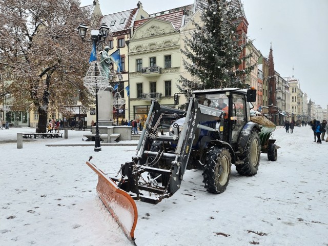 Znowu zasypało Toruń białym puchem. Drogowcy od rana pracują na drogach i chodnikach, by poradzić sobie ze śniegiem jak najszybciej. Jak obecnie wygląda Toruń? Zobaczcie nasze zdjęcia! >>>>>