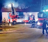 Spłonął motel pracowniczy w centrum Borzęcina. Dwóch mężczyzn zostało niegroźnie rannych
