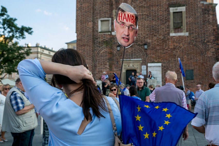 Kraków. Manifestacja KOD na Rynku Głównym w obronie...