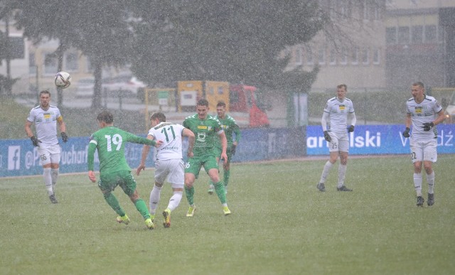 Piłkarzom Olimpii (białe stroje) i Świtu przyszło rywalizować w bardzo ciężkich warunkach przy ciągle padającym gęstym śniegu z deszczem oraz porywistym wiatrem.