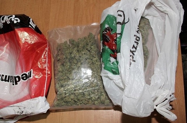 W jednym z pomieszczeń policjanci znaleźli reklamówkę, w której znajdowały się dwie torebki z marihuaną o łącznej wadze 226 gramów.