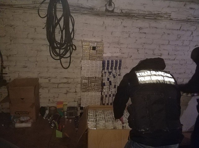 Mieszkaniec powiatu jarosławskiego, domyślając się wizyty strażników granicznych, palił papieosy w piecu centralnego ogrzewania.