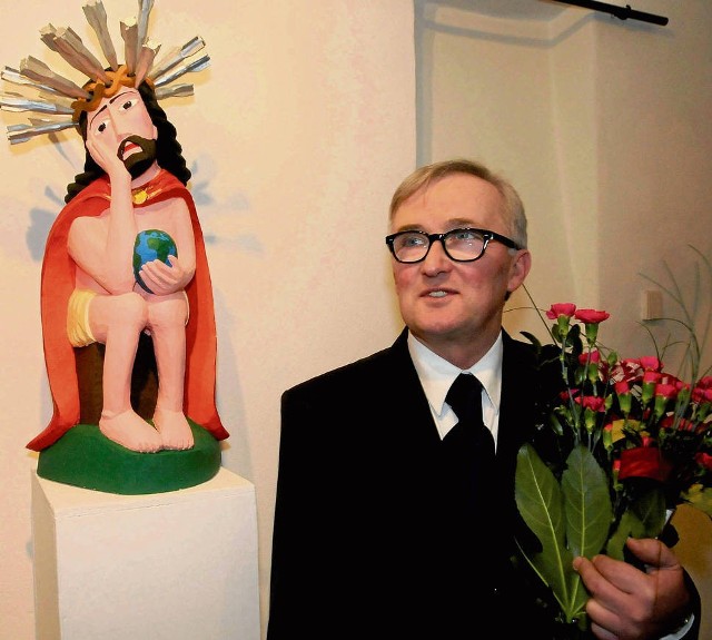 Zdzisław Słonina przy rzeźbie Chrystus w koronie cierniowej z bomb