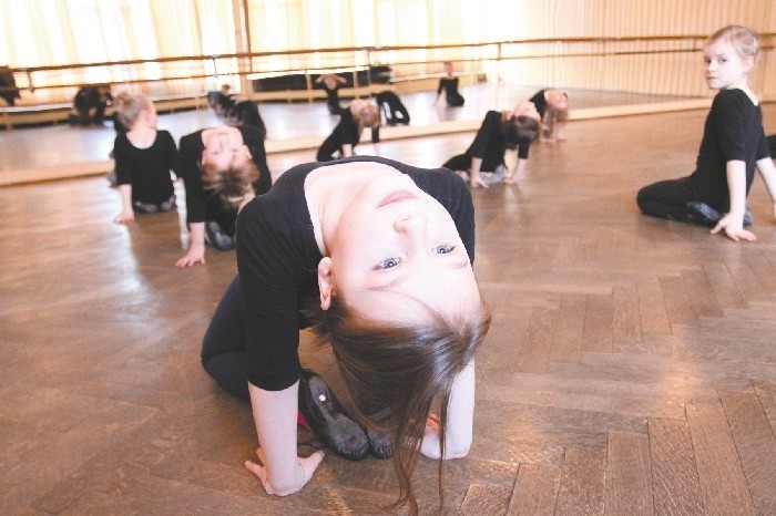 Dzieci w trakcie zajęć baletowych