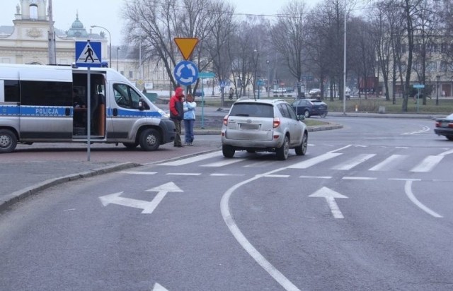 Poszkodowana trafiła do szpitala. Kierującej funkcjonariusze zatrzymali prawo jazdy.