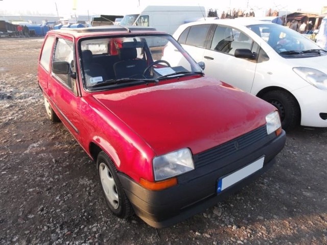 Najtańszym autem było renault 5 z 1992 roku za 1,9 tys. zł.