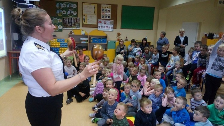 Oficer żeglugi wielkiej Justyna Adamczyk odwiedziła uczniów szkoły w Chybicach w gminie Pawłów 
