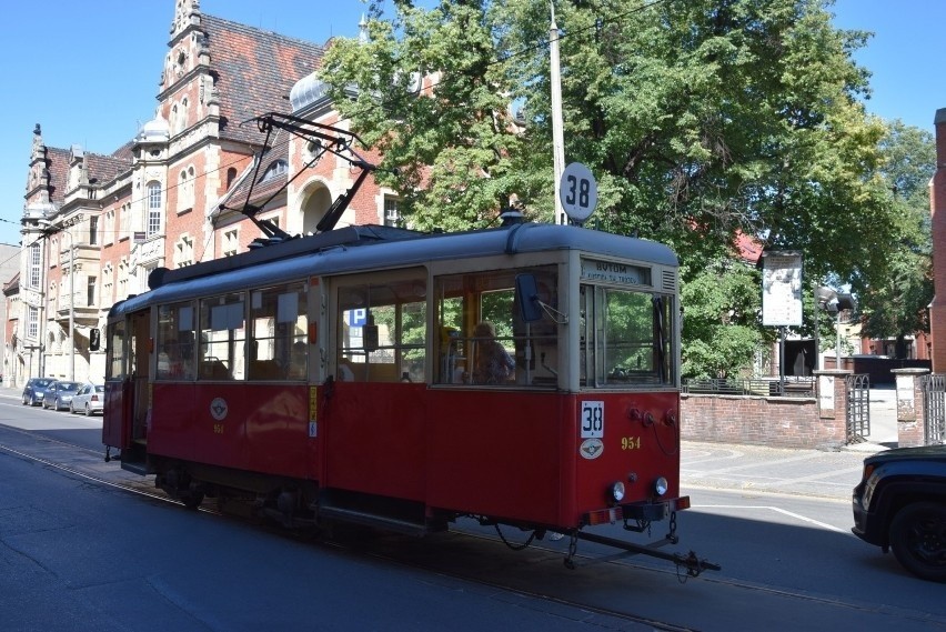 Zobacz kolejne zdjęcia. Przesuwaj zdjęcia w prawo - naciśnij...