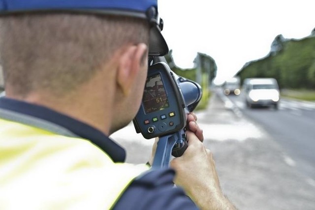 Policjanci już po raz drugi zatrzymali 22-latka za zbyt szybką jazdę