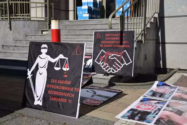 Pod częstochowskim sądem odbyła się kolejna pikieta osób domagających się sprawiedliwości wobec oprawców 8-letniego Kamilka z Częstochowy