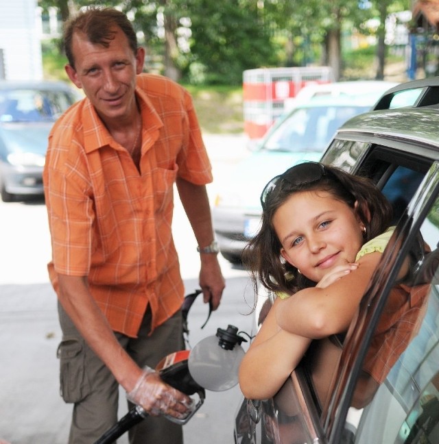 Tomasz Kupnicki z córką Weroniką jadą nad morze, do Rewala. Jak przyznają, podróż samochodem jest coraz droższa. Pan Tomasz, który pracuje w Niemczech, uważa, że tam paliwo jest już nie tylko tańsze, ale znacznie lepszej jakości.