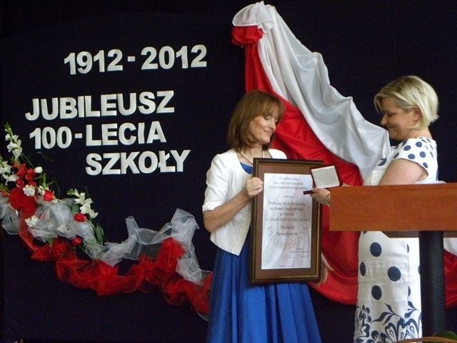 W imieniu marszałka medal "Pro Masovia&#8221; wręczyła Jolancie Rzeczkowskiej, dyrektorce szkoły, Ilona Jaroszek, dyrektor Muzeum Wsi Radomskiej.