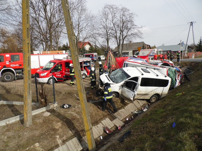 Wypadek w Przytocznie. Karetka zderzyła się z busem. Są ranni