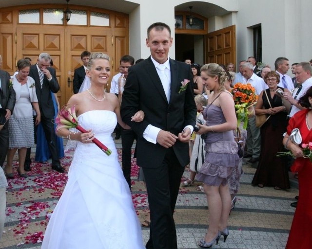 Szczęśliwa para po ceremonii zaślubin. (Fot. Sławomir Stachura)