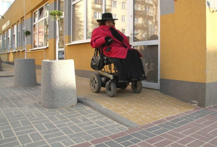 Z kieleckich osiedli znikają bariery dla wózków inwalidzkich (WIDEO, ZDJĘCIA)