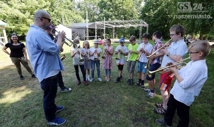 Muzyczny happening na Różance: młodzi trębacze grają jazz