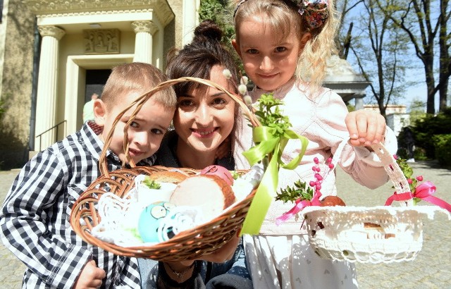 Wielka Sobota to czas święcenia pokarmów. W wielkanocnym koszyku lądują: jajko, chleb, masło, sól, kiełbasa, szynka, babka, chrzan, owoce, słodycze. Sam koszyk ozdobiony jest bukszpanem i przykryty serwetką. Nie inaczej było w parafii pw. Najświętszego Zbawiciela. Piękna, słoneczna pogoda dopisała, a zielonogórzanom nie schodził uśmiech z twarzy. Zobaczcie. :)Zobacz również: Jak ozdobić stół wielkanocny: