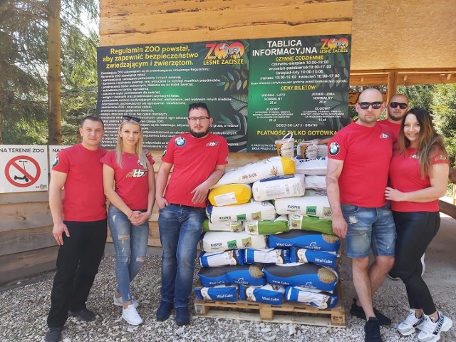 Ekipa z DTB Drift Team Busko za ponad 2 tysiące złotych kupiła 700 kilogramów karmy dla zwierząt z Zoo Leśne Zacisze w Lisowie, gmina Morawica.