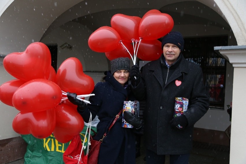 Prezydent Kielc Bogdan Wenta z żoną Iwoną zbierali prawie 10 tysięcy do puszki WOŚP. Zobaczcie zdjęcia i film