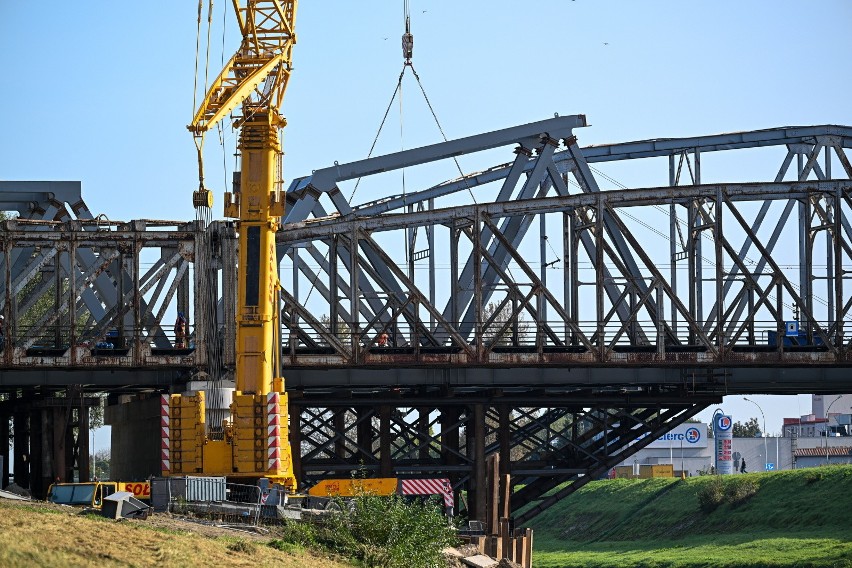 Zobacz, jak postępuje budowa nowego mostu kolejowego w Przemyślu [ZDJĘCIA]