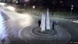 Nysa. Pijany chuligan obsikał pomnik ku czci Jana Pawła II. Nagrał to miejski monitoring!