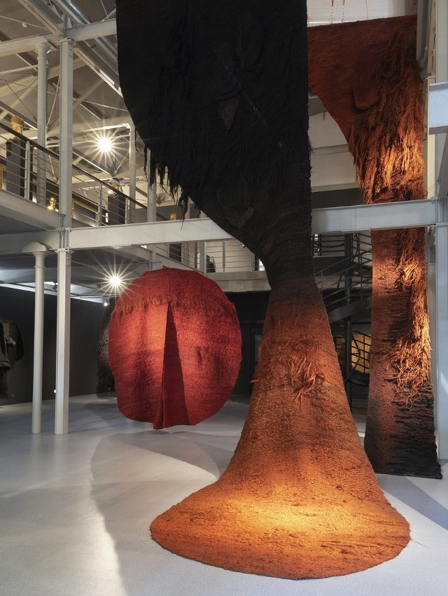„Kompozycja monumentalna” (instalacja, tkana rzeźba, 1973-75) Wystawa ''Metamorfizm Magdalena Abakanowicz' w 2018 roku