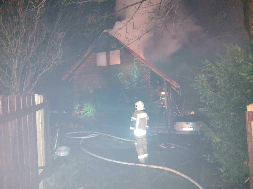 Tragiczny pożar domku w Żabnicy wybuchł nad ranem. Nie żyją dwie osoby