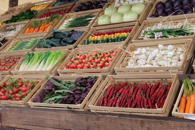 W ostatnich tygodniach w Hiszpanii ceny niektórych owoców i warzyw potaniały u źródła, ale podrożały w sklepach, więc chociaż rolnik otrzymuje mniej, to konsument płaci więcej.