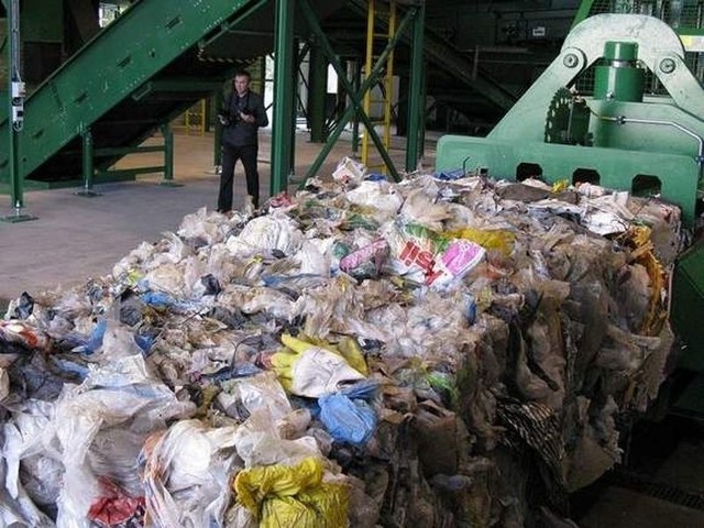 Bytowska prokuratura wszczęła śledztwo w sprawie niedopełnienia obowiązków służbowych i nadużycia uprawnień przez prezesa Zakładu Zagospodarowania Odpadów w Sierznie.