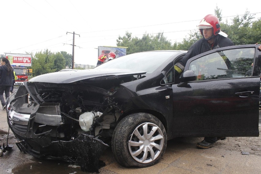 Wypadek na Aleksandrowskiej. 2 osoby ranne w karambolu 5 samochodów [ZDJĘCIA+FILM]