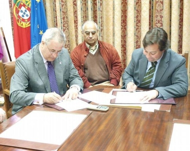 Maciej Kobyliński podpisuje umowę partnerską z miastem Cartaxo.