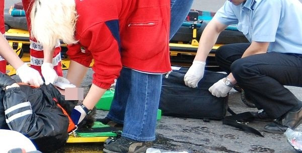 Motorowerzysta wjechał pod volkswagena. Ma pękniętą czaszkę.