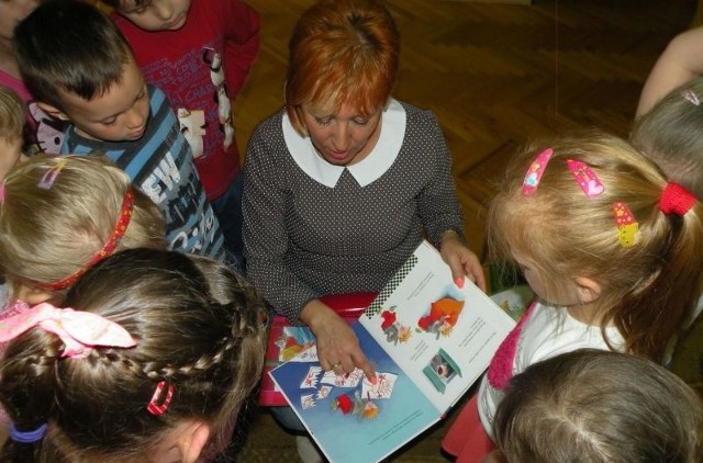 Jolanta Opoka, dyrektor Miejskiej i Gminnej Biblioteki w Pińczowie, czytała dzieciom bajeczki w ramach majowej akcji "Bajkoterapia dla przedszkolaka".