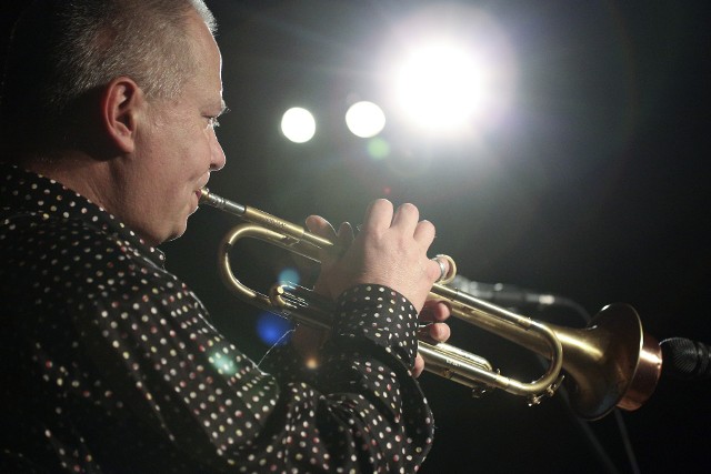 XXIII Komeda Jazz Festival w piątek rozpoczął Piotr Wojtasik Quartet. To formacja prowadzona przez jednego z najlepszych polskich trębaczy Piotra Wojtasika stylistycznie oscyluje między neobopową tradycją jazzu okresu lat 60. ubiegłego wieku, elementami Etno i stylistyką free. Koncert odbył się w Domu Kultury w Ustce.