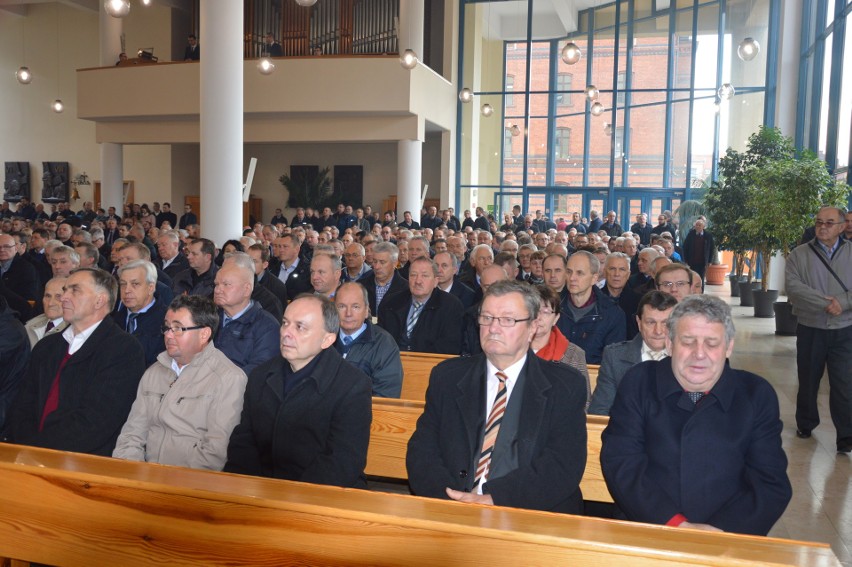 W kościele seminaryjnym w Opolu szafarze odmówili różaniec,...