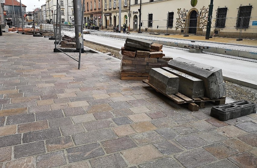 Kraków. Postępy prac przy przebudowie ul Krakowskiej. Kładą betonowe podbudowy torowiska [ZDJĘCIA]