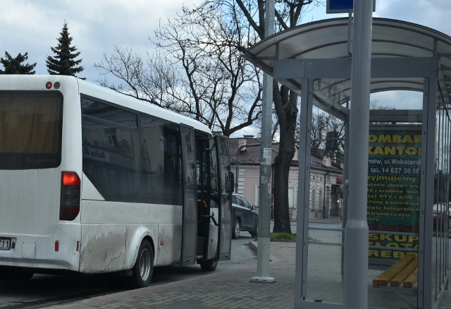 Z autobus&oacute;w i bus&oacute;w korzystają obecnie gł&oacute;wnie osoby dojeżdżające do pracy