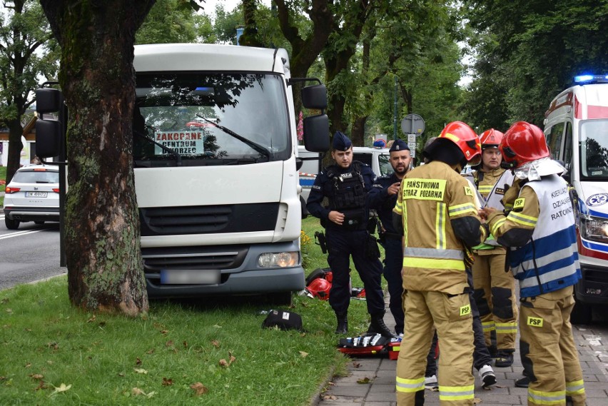 Zakopane. Bus uderzył w drzewo w centrum miasta. 10 osób jest poszkodowanych