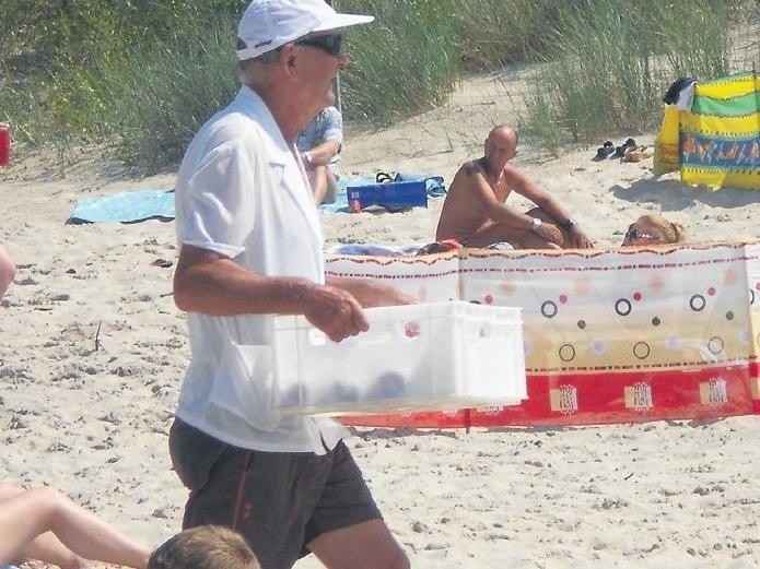 Sprzedawcy na plaży wołający "Gotowana kukurydzaaaa,...