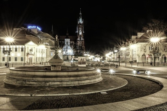 Białystok już wprowadził pewne oszczędności skracając o godzinę oświetlenie obiektów publicznych, a od 1 września będzie to kolejna godzina, czyli oświetlenie iluminacyjne będzie gasło o 22.00