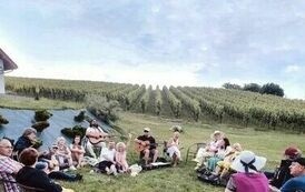 Udany piknik „U Sąsiada w Pieprzówkach” koło Sandomierza. Było wspólne wędrowanie, śpiewanie i degustacja win.