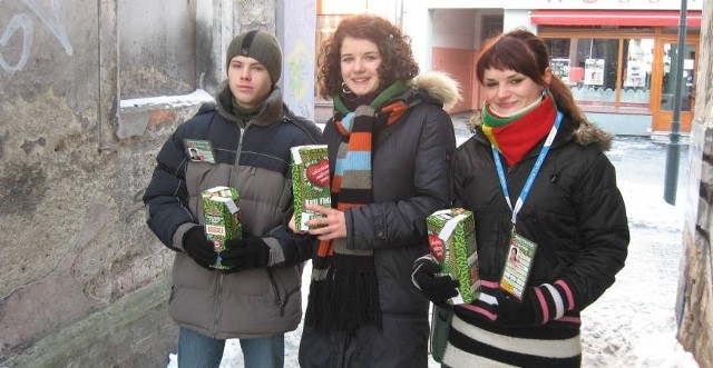 W Żarach Korneliusz Krawczyk, Marlena Kondycka i Sonia Ratajczak zbierają pieniądze do puszek Fundacji Wielkiej Orkiestry Świątecznej Pomocy.
