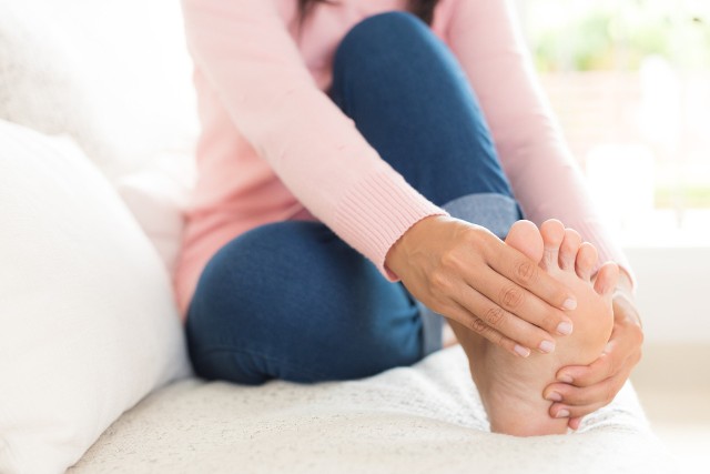 Drętwienie nóg często pojawia się w obrębie stóp.