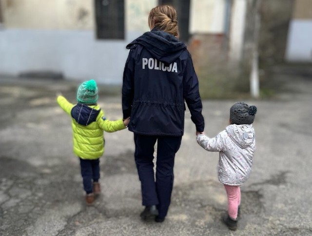 Dzieci do domu odprowadziła prudnicka policjantka.